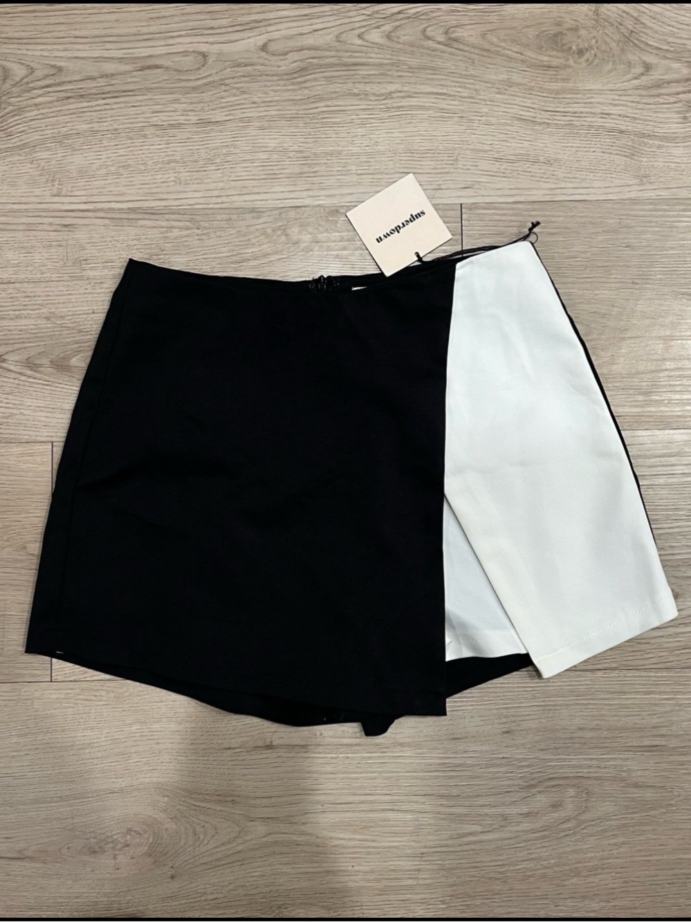 NWT superdown revolve AALEYAH Two-Tone Black & White Mini Skort